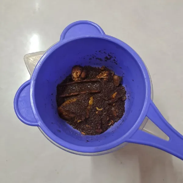 Saring air rebusan teh dari ampasnya.
