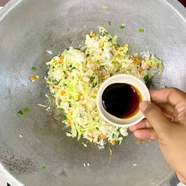 Tambahkan kecap, lalu aduk hingga tercampur rata. Angkat dan sisihkan.