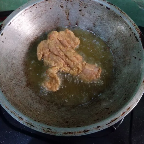 Goreng dengan minyak panas yang agak banyak memakai api sedang cenderung kecil agar matang hingga ke dalam. Sajikan hangat.