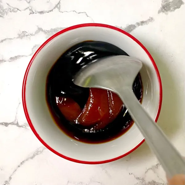 Campurkan kecap, saus tiram dan saus tomat.