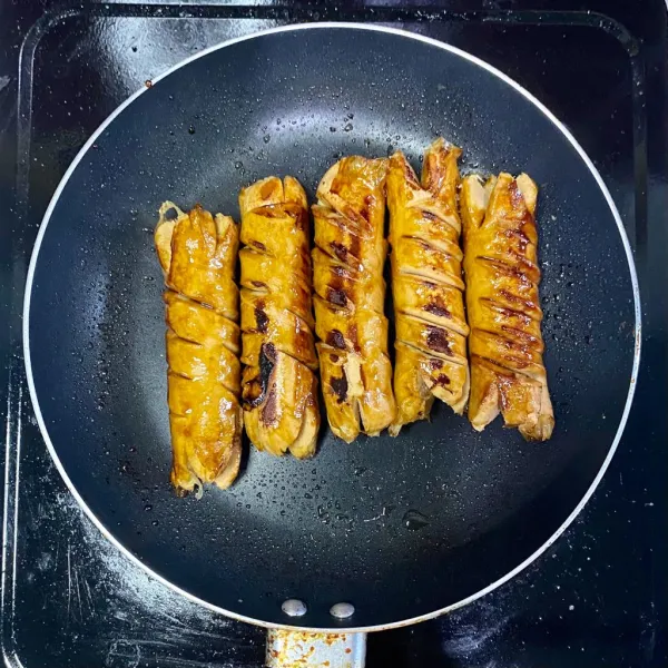 Panggang hingga sosis berwarna kecoklatan dan matang. Angkat dan sajikan.