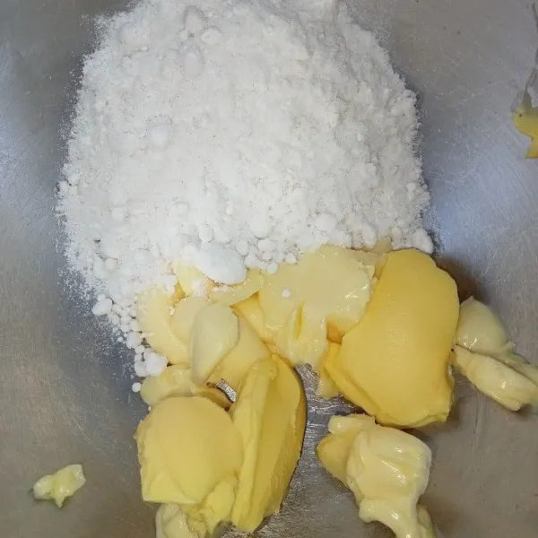 Dalam wadah kocok butter margarin dan gula halus menggunakan balon whisk.