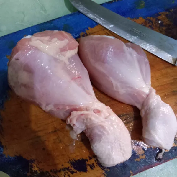 Siapkan ayam bagian paha. Sayat-sayat perlahan hingga tulang tanpa terputus.