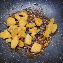 Masukkan ayam popcorn, aduk rata dengan saos.