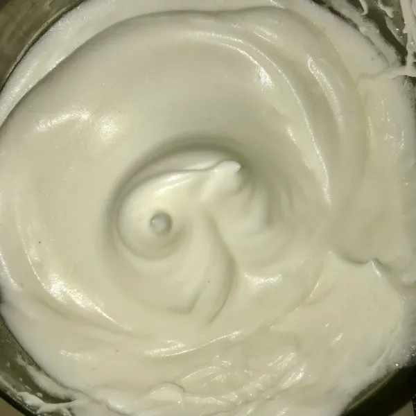 Mixer putih telur hingga soft peak.