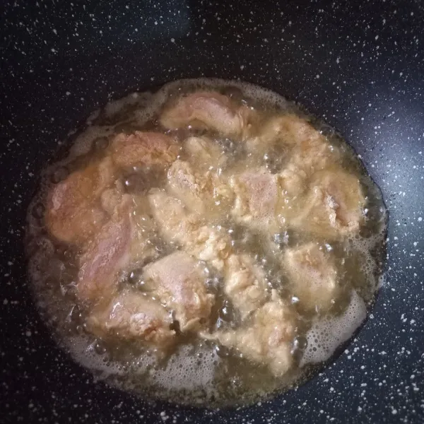 Balurkan ayam filet dengan tepung bumbu serbaguna, kemudian goreng hingga matang, tiriskan.