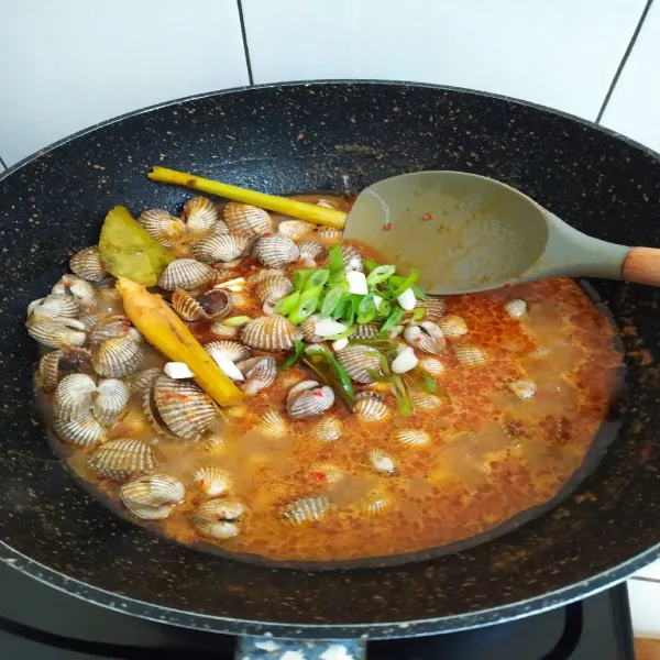 Terakhir masukan daun bawang, masak hingga layu. Koreksi rasa sajikan.