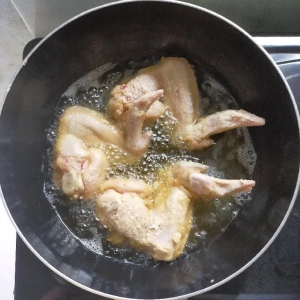 Goreng ayam dalam minyak panas, goreng ayam sampai berwarna kecoklatan dan ayam matang, angkat dan tiriskan.