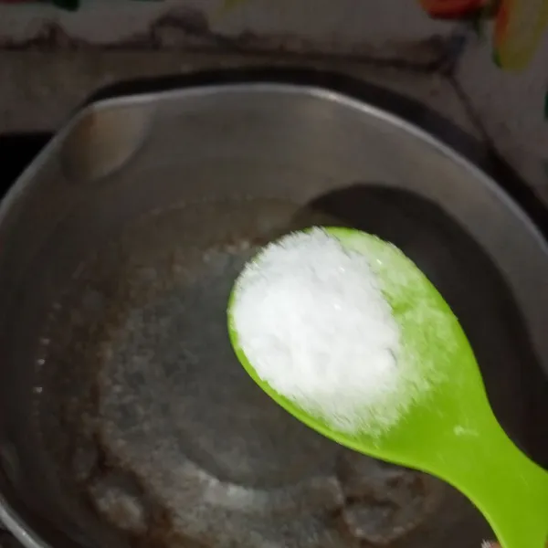 Rebus air hingga mendidih lalu masukkan garam aduk rata.