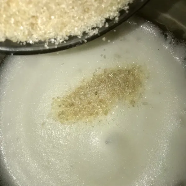 Mixer putih telur bahan kedua hingga berbusa, tambahkan gula dan garam secara bertahap.