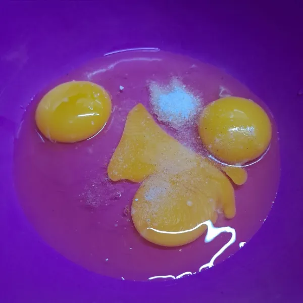 Kocok telur, kaldu jamur, garam, dan merica bubuk sampai rata.