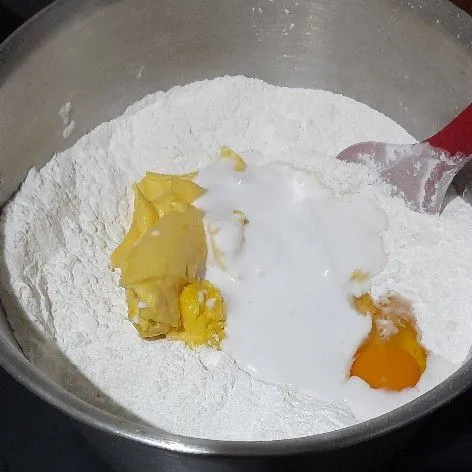 Masukkan margarin, santan, dan telur aduk rata hingga berpasir.