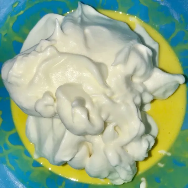 Masukkan kocokan putih telur ke adonan pertama aduk perlahan hingga rata.