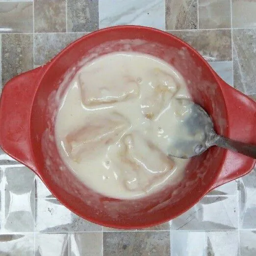 Balut tape dengan adonan.