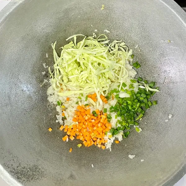 Tambahkan kol, wortel dan daun bawang, aduk hingga tercampur rata dan sayur agak empuk.