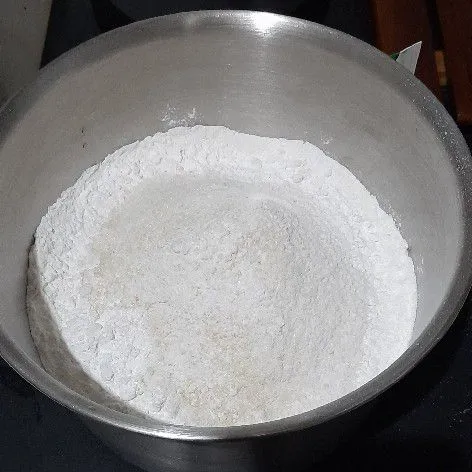 Campur bahan kering, aduk rata.