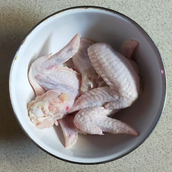 Cuci ayam sampai bersih lalu tiriskan, kemudian beri air perasan jeruk nipis dan garam, simpan dalam lemari es selama 30 menit.