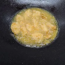 Panaskan minyak goreng, goreng ayam sampai matang. Angkat dan tiriskan.