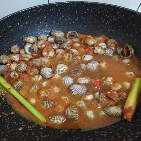 Masukan kerang dan sedikit air, bumbui dengan garam dan kaldu bubuk lalu masak hingga air menyusut.