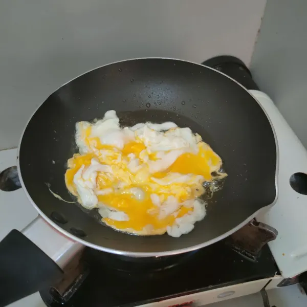 Panaskan minyak, kemudian orak-arik telur.