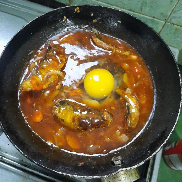 Tambahkan telur kocok diatas sarden sampai matang.