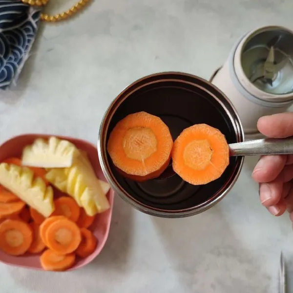 Masukkan wortel yang sudah di potong-potong ke dalam blender.