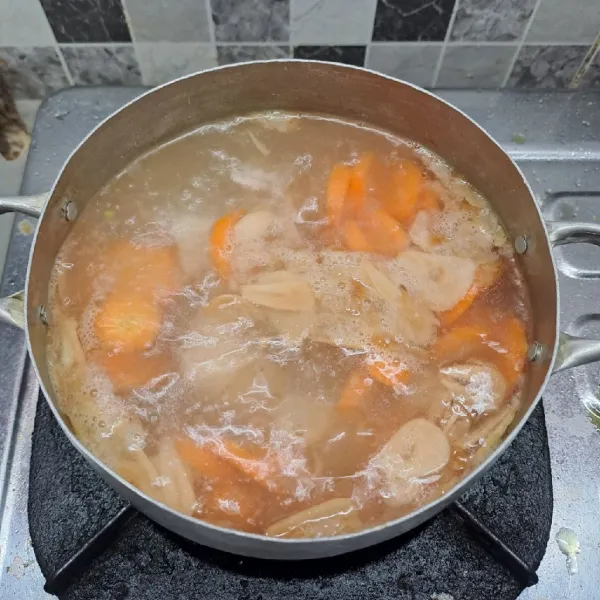 Masukkan wortel, rebus sampai ½ matang.