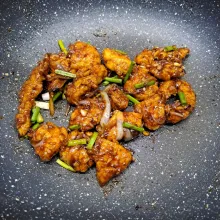Masukkan irisan daun bawang, tumis sebentar. Angkat dan sajikan.