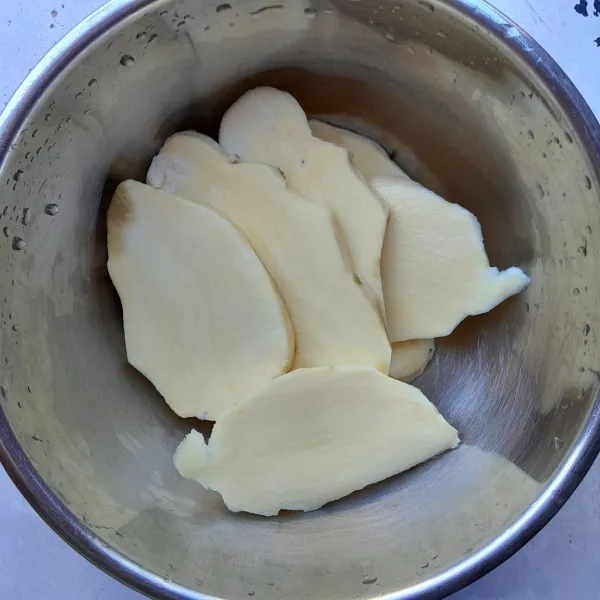 Potong ubi yang sudah di kupas sesuai selera. Cuci hingga bersih dan tiriskan.