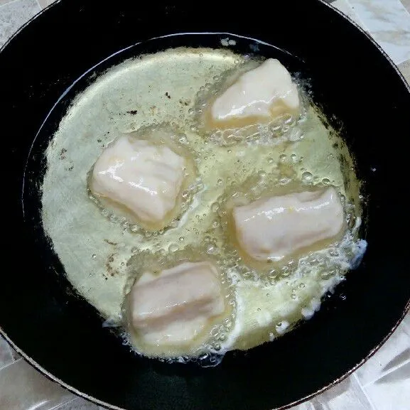 Goreng ke dalam minyak panas.
