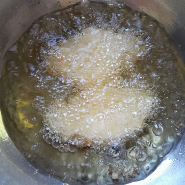 Panaskan minyak dalam wajan, kemudian masukkan ubi yang sudah terbalut tepung ke dalam wajan. Goreng ubi hingga matang kuning kecoklatan. Angkat, tiriskan, dan siap sajikan. Sajikan selagi hangat.