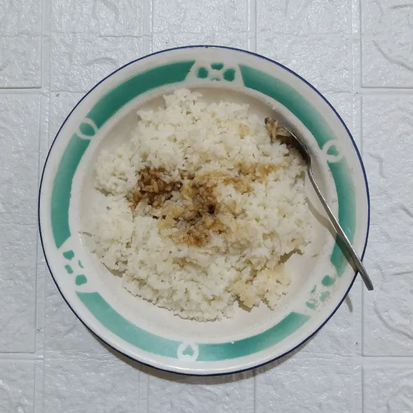 Aduk rata nasi putih dan bumbu nasi uduk siap pakai.