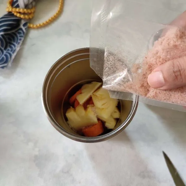 Setelah itu masukkan garam himalaya.