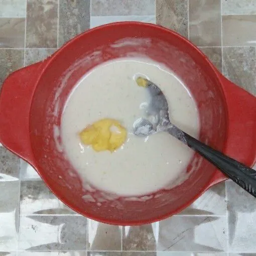 Masukkan margarin. Aduk rata.