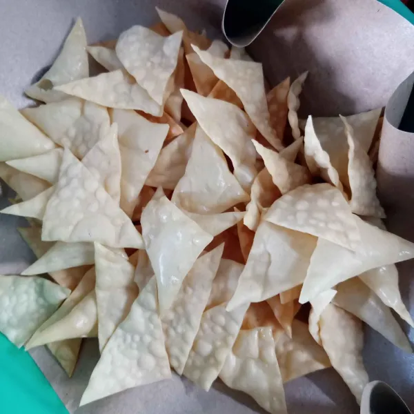 Tiriskan dulu kemudian masukkan ke dalam toples.