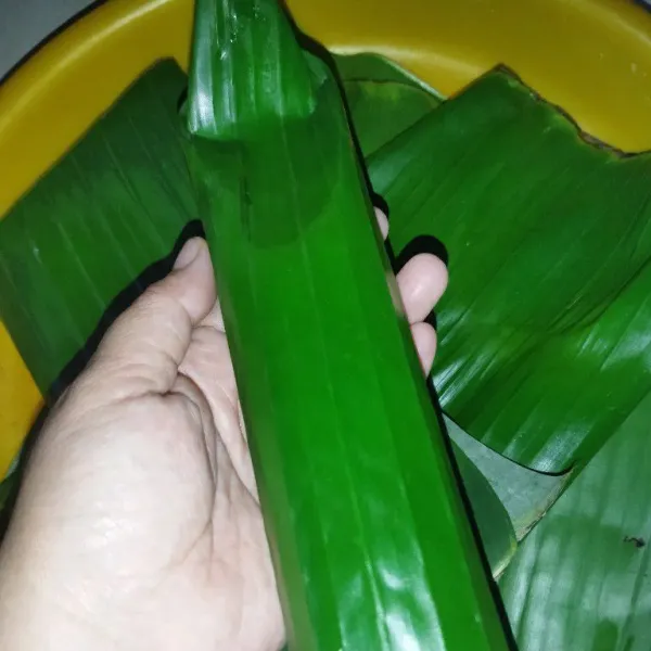 Siapkan daun pisang, daun pisang saya garang diatas api kompor, lalu gulung sematkan staples disalah satu ujungnya untuk mengunci.