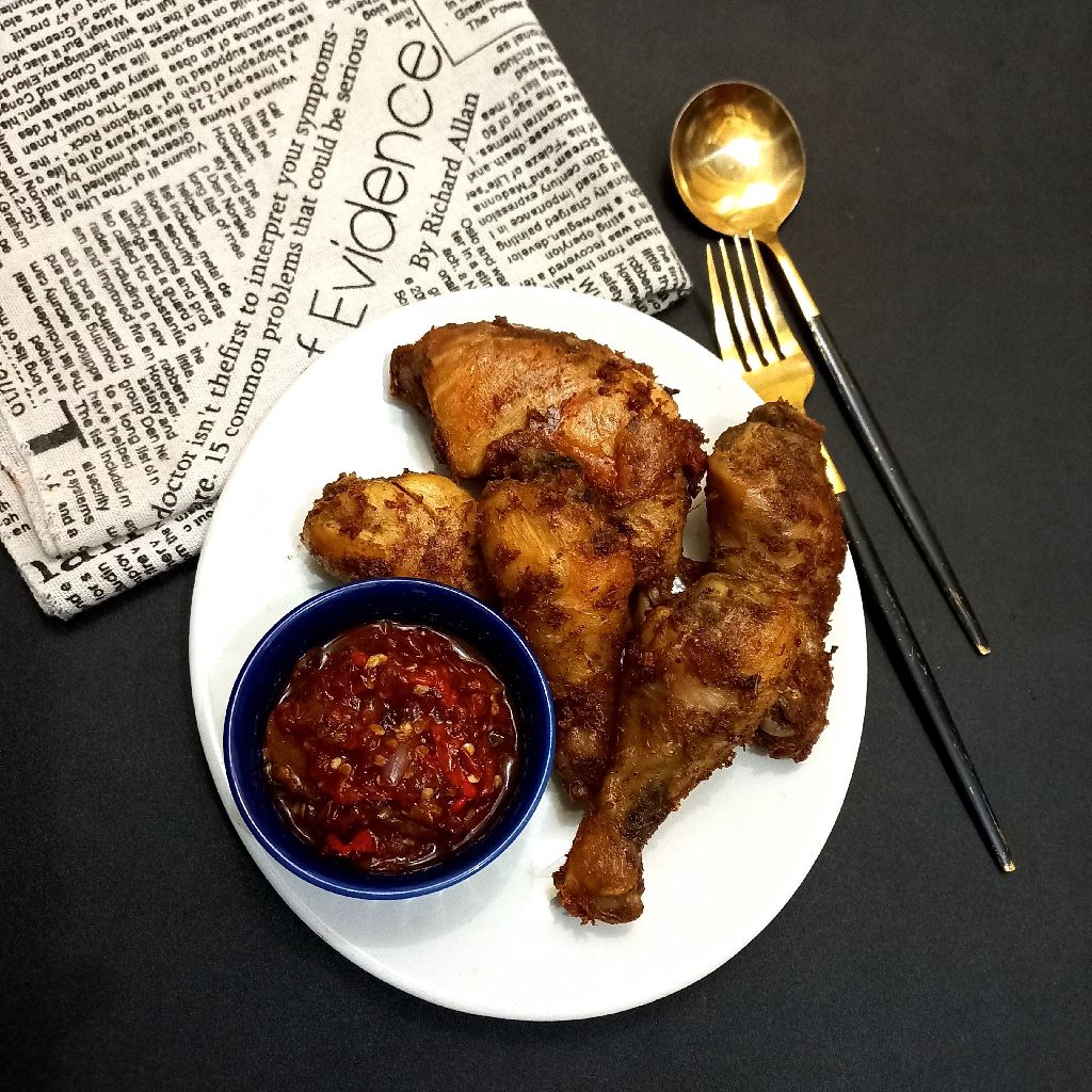 sambal merah dalam mangkuk dengan bawang goreng di atasnya