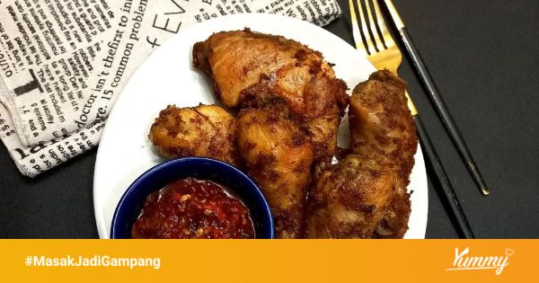 sambal merah dalam mangkuk dengan bawang goreng di atasnya