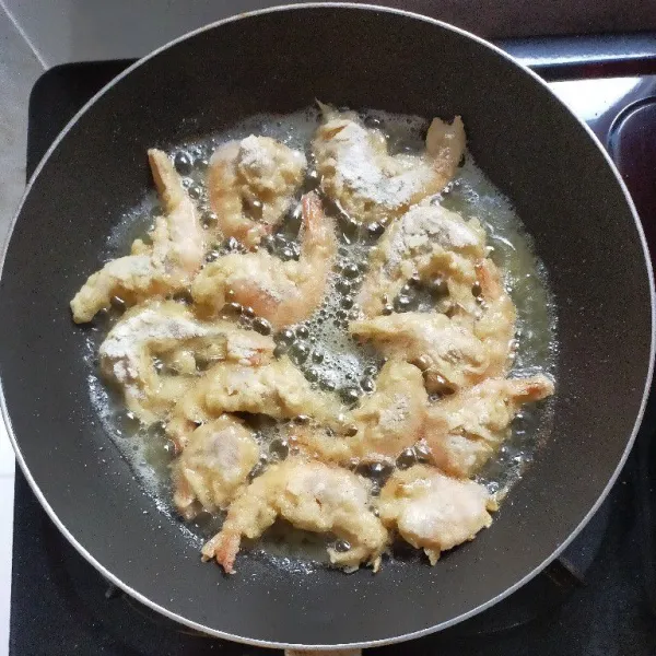Panaskan minyak goreng, lalu masukkan udang, goreng hingga matang kekuningan lalu angkat dan tiriskan.