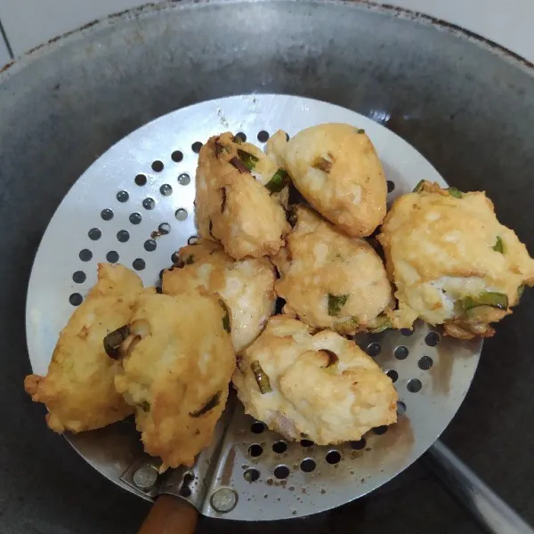 Cetak dengan menggunakan sendok lalu goreng hingga matang.