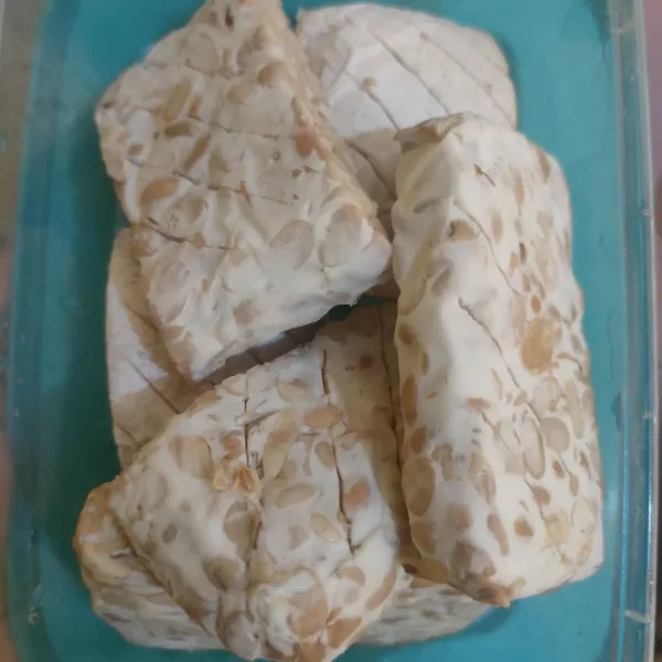 Potong tempe dan menjes lalu garit-garit.