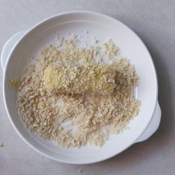 Masukkan roti ke dalam tepung panir.