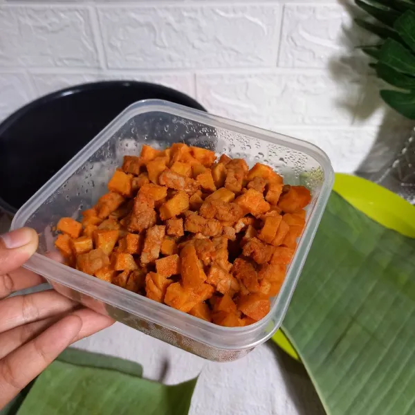 Siapkan sambal goreng kentang dan tempe, serta daun pisang dan tusuk lidi.