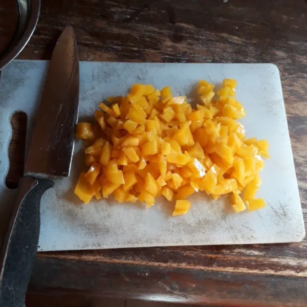 Potong dadu buah nangka.
