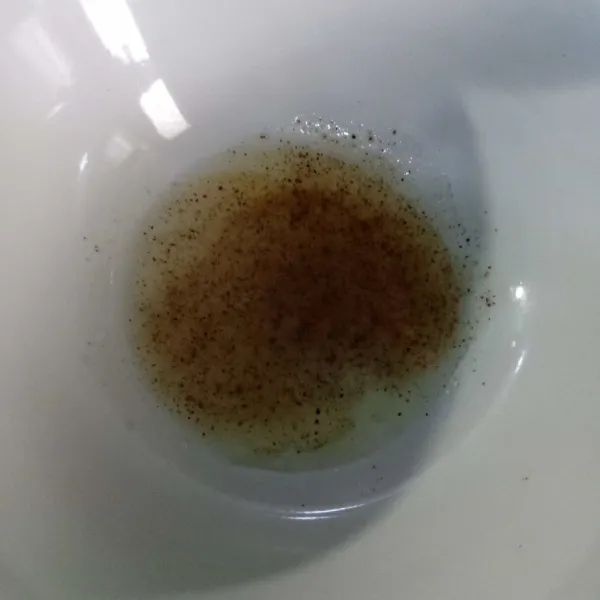 Siapkan mangkuk, masukkan garam, merica dan minyak ayam.