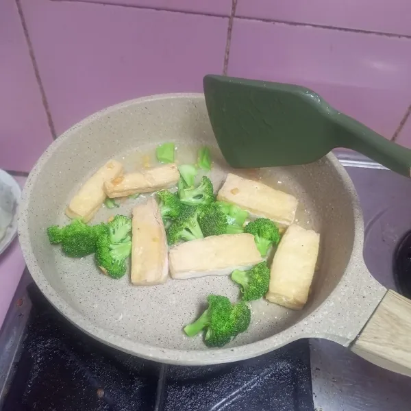 Masukkan brokoli dan air. Masak sampai brokoli matang.