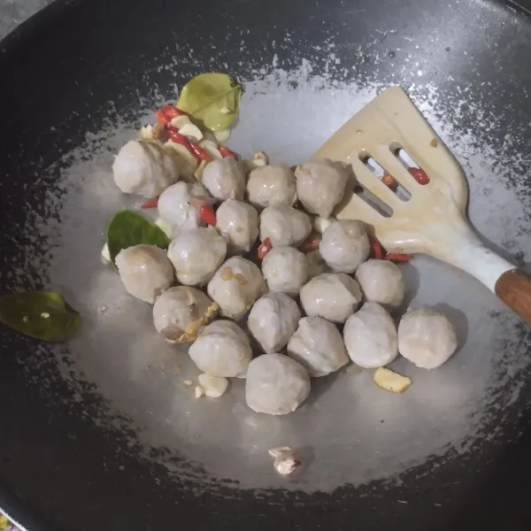 Masukkan pentol, aduk rata.