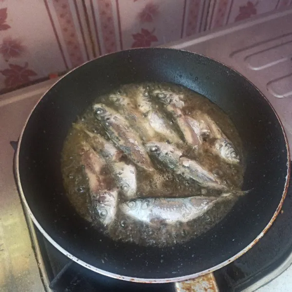 Cuci bersih ikan cue, kemudian goreng hingga matang.