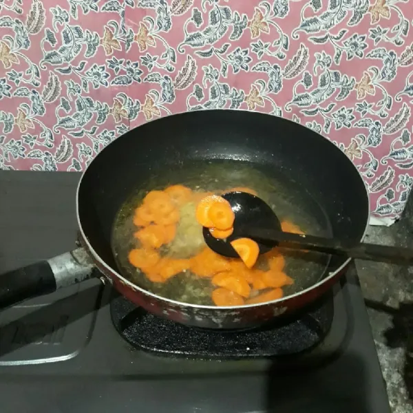 Masukkan wortel lalu rebus sampai empuk.