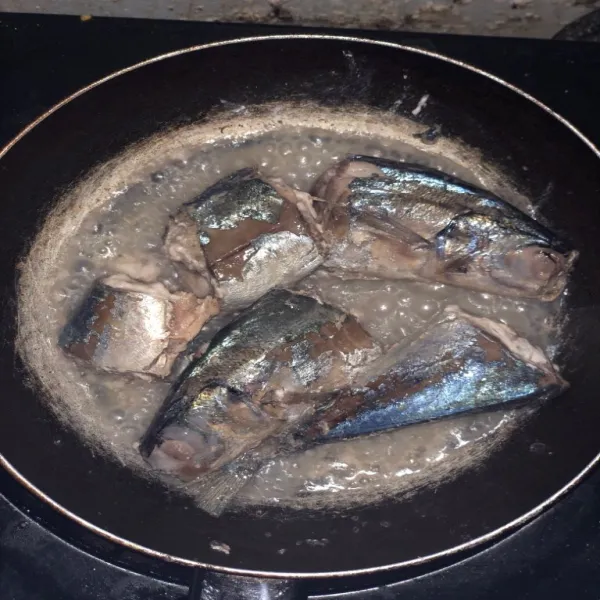 Rebus ikan dengan tambahan sedikit garam dan sedikit air sampai berubah warna dan air menyusut.